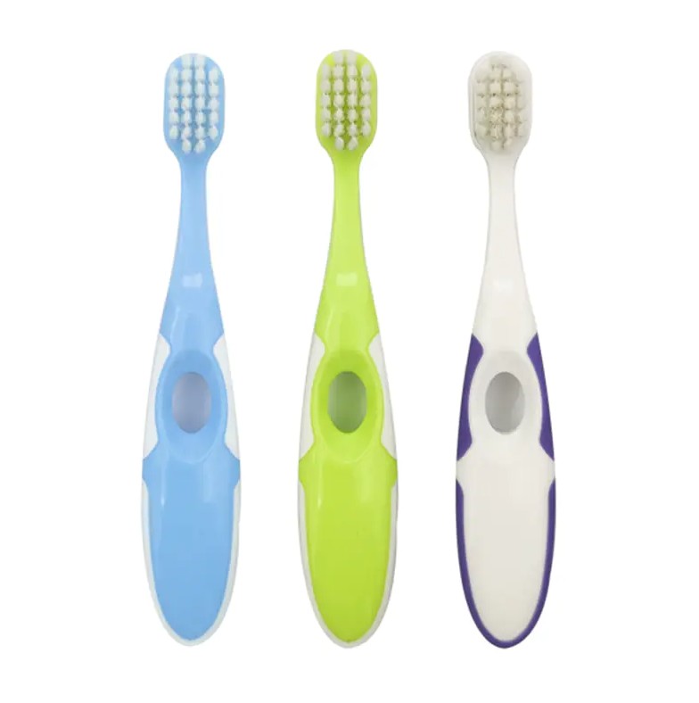 Brosse à dents pour bébé : choisir des poils, une taille de tête et un manche sûrs pour les bébés